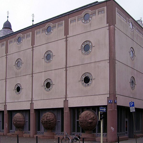 Biblioteca universitaria y auditorio